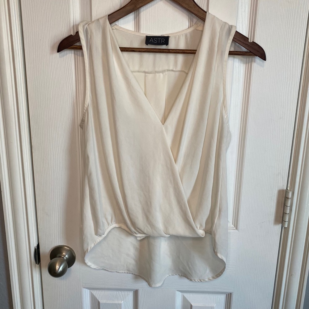 ASTR the Label White Surplice V-Neck Sleeveless Draped Blouse Top Small Career